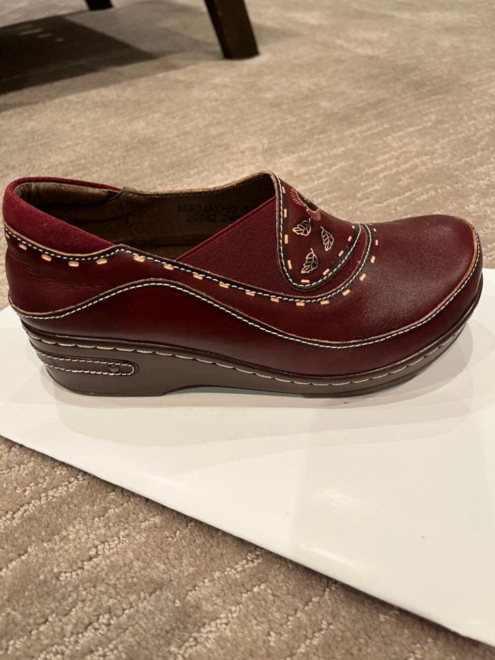 L'ATISTE Brown Leather Slip-On Heels with Embossed Logo excellent condition - Picture 2 of 5